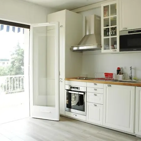 Good Location, Sunny Terrace, Beach And Shops At 4 Mn Apartment Antibes