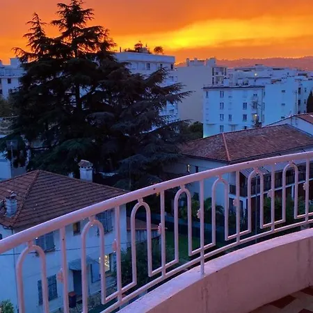 Apartment Good Location, Sunny Terrace, Beach And Shops At 4 Mn